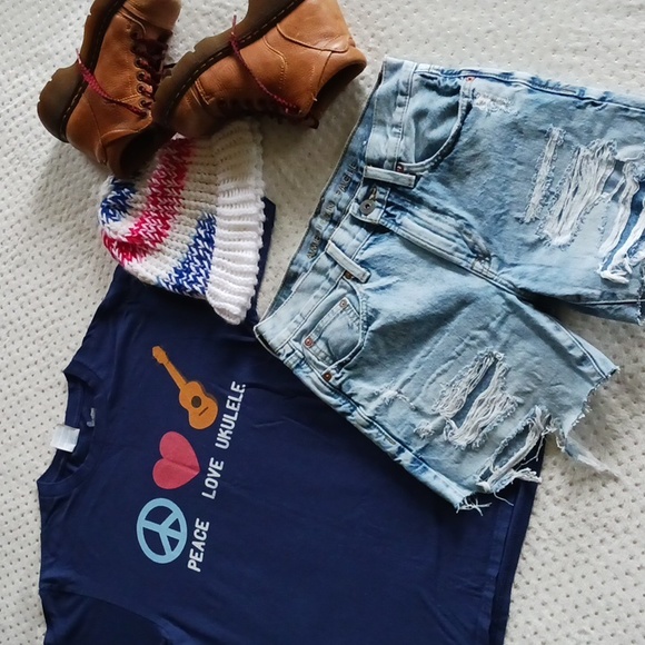 Vintage Hippie Tshirt peace love and Ukulele - Picture 3 of 13